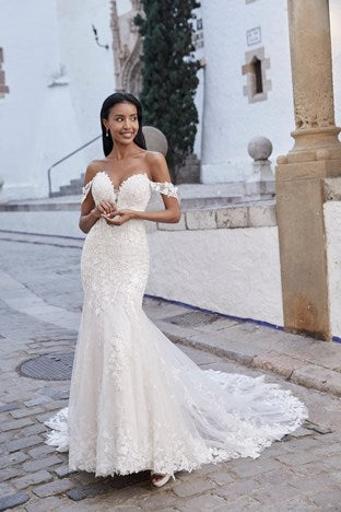 Vinni 18575 - Size 14 was £1899 Now £850 - Vintage Rose Bridal